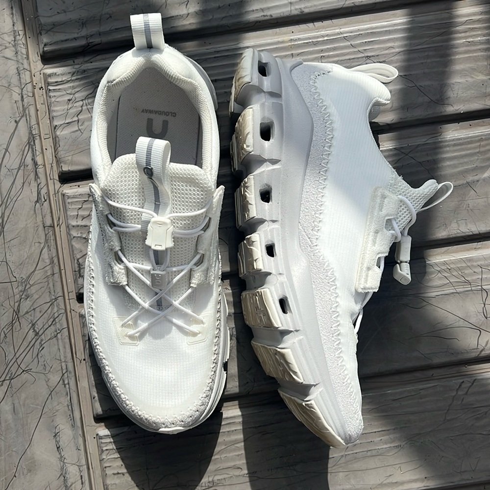 ON CLOUDAWAY SNEAKERS